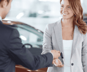 Hombre entregando llaves a mujer Formalba